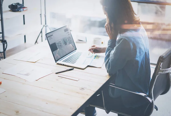 Osoba analizująca dane na laptopie i tablecie